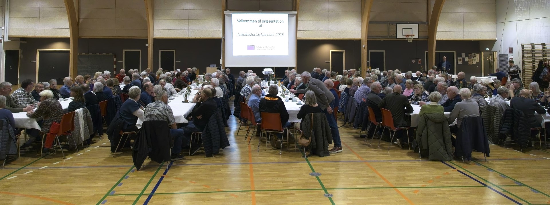 Hallen fyldt Large
