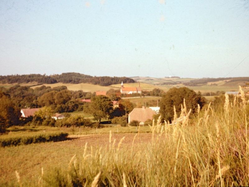 1961 Fiskbæk kirke fra bakkerne i syd
