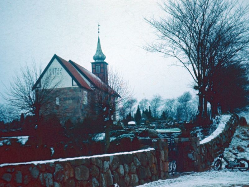 1973 Fiskbæk kirke i sne